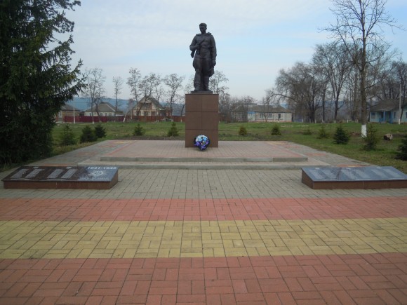 Памятный знак в честь односельчан, погибших в годы Великой Отечественной войны, с. Ездочное, ул. Центральная